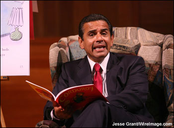 Los Angeles Mayor Antonio Villaraigosa attends the Jumpstart's Read for the Record event at The Los Angeles Public Library -- October 2, 2008