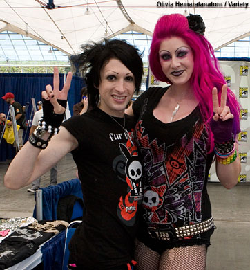 Kynt and Vyxsin were on 'The Amazing Race' and pleased to meet fans in the autograph area.