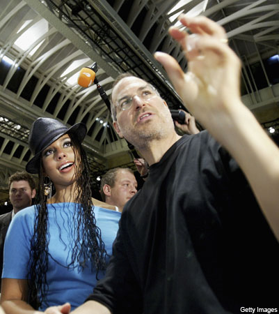 2004: Steve Jobs demonstrates iTunes to R&B singer Alicia Keys as he launches iTunes Music Store.